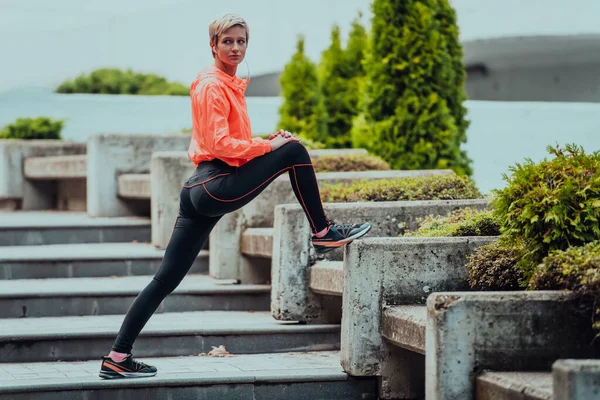 Fit Attractive Woman Sportswear Stretching One Leg Jogging Footpath Outdoor — Foto Stock