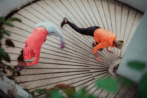 Two Women Warming Together Preparing Morning Run Urban Environment Selective — Stockfoto