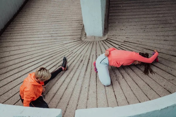 Two Women Warming Together Preparing Morning Run Urban Environment Selective — Fotografia de Stock