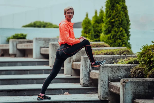 Vhodné Atraktivní Žena Sportovním Oblečení Protáhnout Jednu Nohu Před Běháním — Stock fotografie