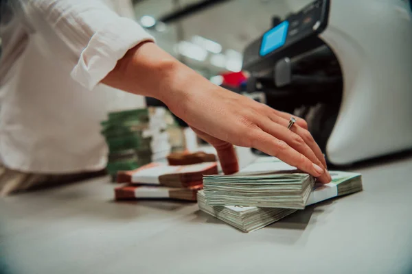 Bankmedewerkers Die Geldtelmachines Gebruiken Bij Het Sorteren Tellen Van Papieren — Stockfoto