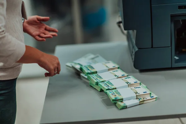 银行员工在银行金库内对纸币进行分类和计数时 使用的是自动取款机 银行里有大量的钱 — 图库照片