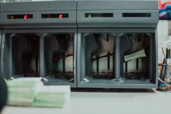 Angajații Băncii Folosesc Mașina Numărare Banilor Timp Sortează Numără Bancnotele — Fotografie, imagine de stoc