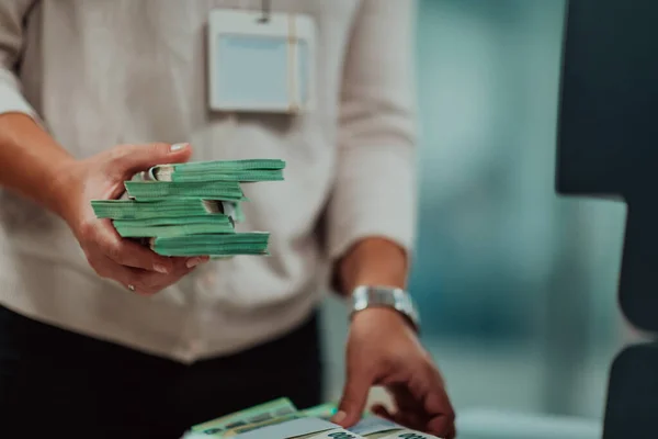 银行员工在银行金库内对纸币进行分类和计数时 使用的是自动取款机 银行里有大量的钱 — 图库照片