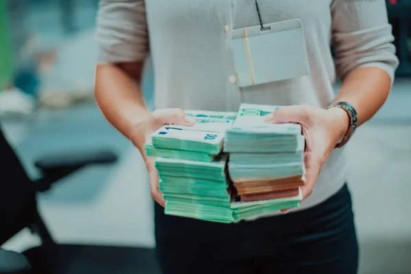 Banka Çalışanları Banka Kasasında Kağıt Banknotları Sıralarken Sayarken Para Sayma — Stok fotoğraf