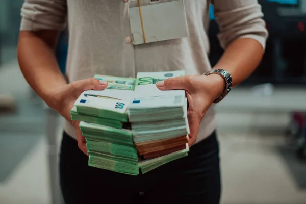 Banka Çalışanları Banka Kasasında Kağıt Banknotları Sıralarken Sayarken Para Sayma — Stok fotoğraf