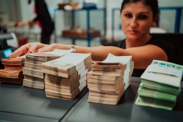 Pankin Työntekijät Käyttävät Rahanlaskentalaitetta Lajitellessaan Laskiessaan Paperiseteleitä Pankkiholvissa Suuria Rahasummia — kuvapankkivalokuva