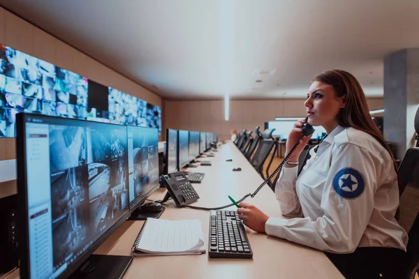 Operadora Segurança Feminina Trabalhando Escritórios Uma Sala Controle Sistema Dados — Fotografia de Stock