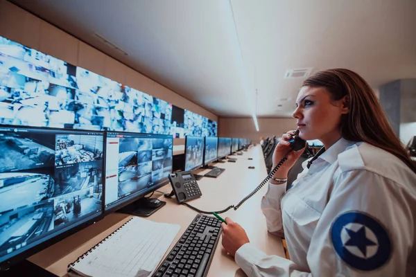 Operadora Seguridad Femenina Que Trabaja Una Sala Control Del Sistema —  Fotos de Stock