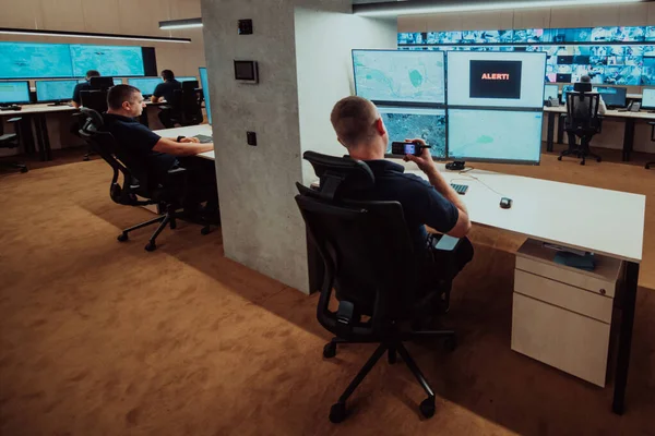 Groep Van Security Datacenteroperators Werken Een Cctv Monitoring Room Zoek — Stockfoto