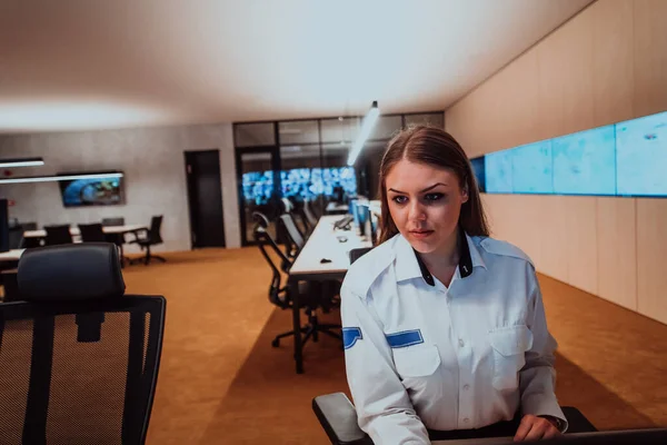 Operadora Seguridad Femenina Que Trabaja Una Sala Control Del Sistema — Foto de Stock