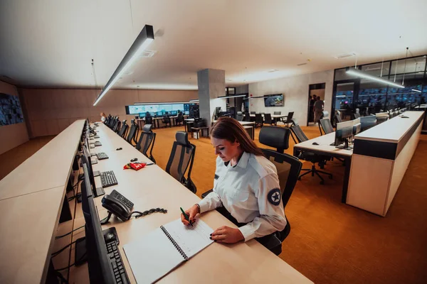 Veri Kontrol Odası Ofislerinde Çalışan Kadın Güvenlik Operatörü Çalışma Istasyonunda — Stok fotoğraf