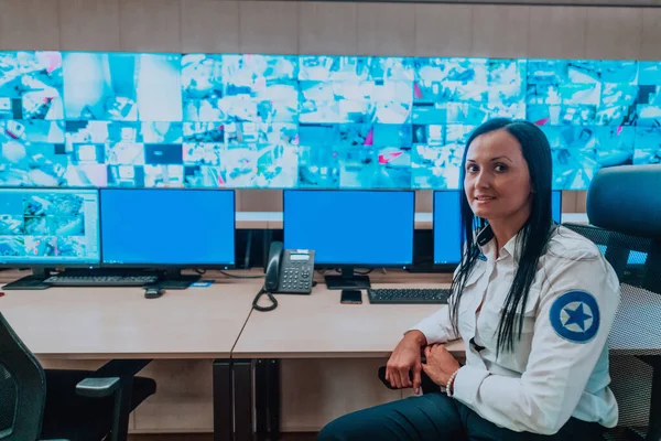 Operadora Seguridad Femenina Que Trabaja Una Sala Control Del Sistema —  Fotos de Stock