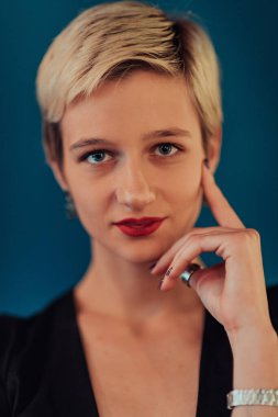 Photo Beautiful businesswoman, successful confident young woman posing with hands on face. Selective focus.