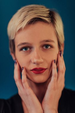 Photo Beautiful businesswoman, successful confident young woman posing with hands on face. Selective focus.