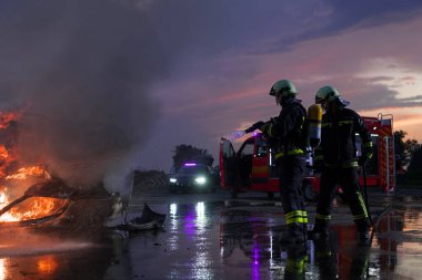 İtfaiyeciler yangını kontrol etmek için alevlerle savaşır, yayılmak için değil. İtfaiyeci endüstriyel ve kamu güvenliği kavramı. Trafik ya da araba kazası kurtarma ve yardım