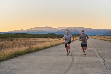 Gün doğumunun erken saatlerinde birlikte koşan bir grup yakışıklı adam fitness, zindelik ve canlılığın özünü somutlaştırıyor ve doğalarını kucaklayan huzurun canlandırıcı neşesini somutlaştırıyorlar.
