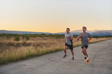 Gün doğumunun erken saatlerinde birlikte koşan bir grup yakışıklı adam fitness, zindelik ve canlılığın özünü somutlaştırıyor ve doğalarını kucaklayan huzurun canlandırıcı neşesini somutlaştırıyorlar.