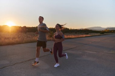 Genç ve yakışıklı bir çift sabahın erken saatlerinde birlikte koşuyor, büyüleyici gündoğumuyla birlikte, sıcak bir parıltı saçıyor, paylaşılan aşklarını ve canlılıklarını simgeliyor.. 