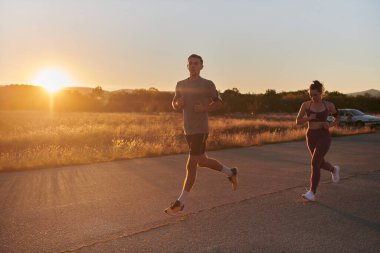Genç ve yakışıklı bir çift sabahın erken saatlerinde birlikte koşuyor, büyüleyici gündoğumuyla birlikte, sıcak bir parıltı saçıyor, paylaşılan aşklarını ve canlılıklarını simgeliyor.. 