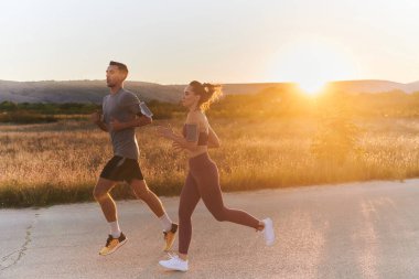Genç ve yakışıklı bir çift sabahın erken saatlerinde birlikte koşuyor, büyüleyici gündoğumuyla birlikte, sıcak bir parıltı saçıyor, paylaşılan aşklarını ve canlılıklarını simgeliyor.. 