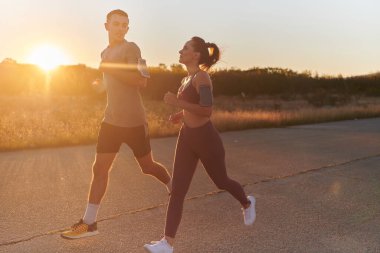 Genç ve yakışıklı bir çift sabahın erken saatlerinde birlikte koşuyor, büyüleyici gündoğumuyla birlikte, sıcak bir parıltı saçıyor, paylaşılan aşklarını ve canlılıklarını simgeliyor.. 