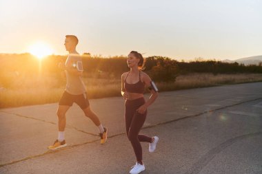 Genç ve yakışıklı bir çift sabahın erken saatlerinde birlikte koşuyor, büyüleyici gündoğumuyla birlikte, sıcak bir parıltı saçıyor, paylaşılan aşklarını ve canlılıklarını simgeliyor.. 