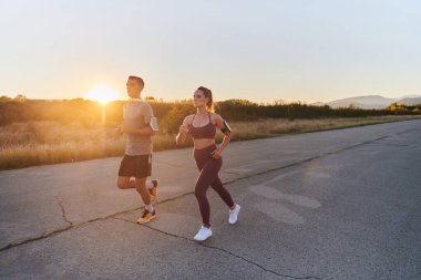 Genç ve yakışıklı bir çift sabahın erken saatlerinde birlikte koşuyor, büyüleyici gündoğumuyla birlikte, sıcak bir parıltı saçıyor, paylaşılan aşklarını ve canlılıklarını simgeliyor.. 