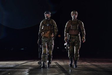Tehlikeli bir görev için gecenin karanlığında yürüyen iki profesyonel asker sarsılmaz cesaretlerini, sarsılmaz takım çalışmalarını ve uzmanlıklarının yüksek risk yoğunluğunu özetliyor.