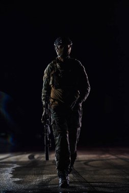Tam teçhizatlı profesyonel bir asker karanlık gecede tehlikeli bir askeri göreve çıkarken adım atıyor.. 
