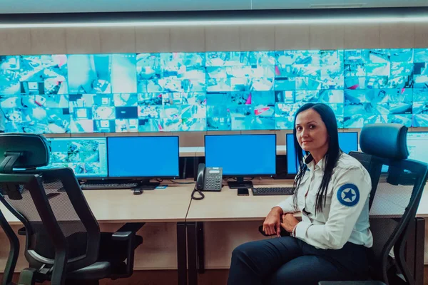Operadora Segurança Feminina Trabalhando Escritórios Uma Sala Controle Sistema Dados — Fotografia de Stock