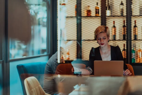 Bizneswoman Siedzi Kawiarni Koncentrując Się Pracy Laptopie Uczestniczeniu Spotkaniach Online — Zdjęcie stockowe
