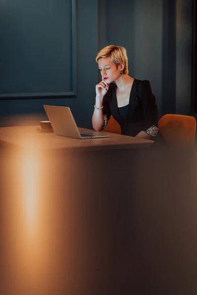 Bizneswoman Siedzi Kawiarni Koncentrując Się Pracy Laptopie Uczestniczeniu Spotkaniach Online — Zdjęcie stockowe