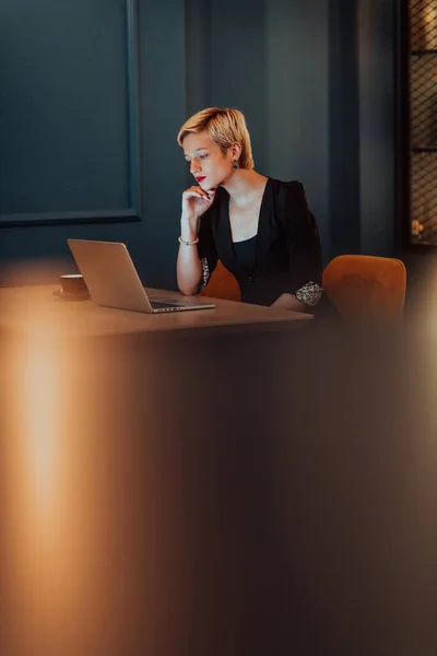 Бизнесмен Сидящая Кафе Сосредоточилась Работе Над Ноутбуком Участии Онлайн Встречах — стоковое фото