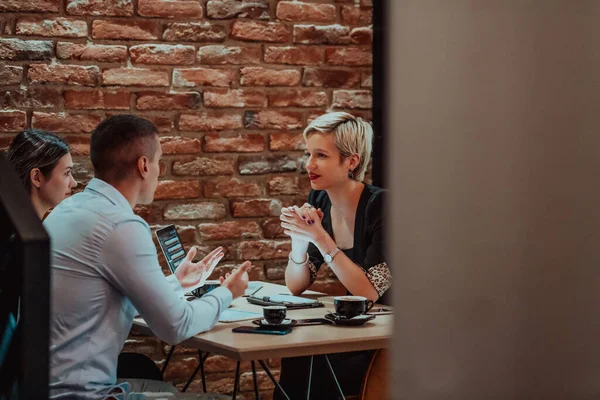 Szczęśliwi Biznesmeni Uśmiechający Się Wesoło Podczas Spotkania Kawiarni Grupa Odnoszących — Zdjęcie stockowe