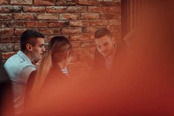 Fröhlich Lächelnde Geschäftsleute Bei Einem Treffen Einem Café Gruppe Erfolgreicher — Stockfoto
