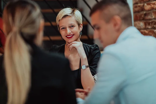 Feliz Gente Negocios Sonriendo Alegremente Durante Una Reunión Una Cafetería —  Fotos de Stock