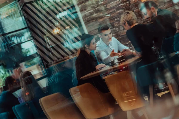 Ευτυχισμένοι Επιχειρηματίες Χαμογελούν Χαρούμενα Κατά Διάρκεια Μιας Συνάντησης Μια Καφετέρια — Φωτογραφία Αρχείου