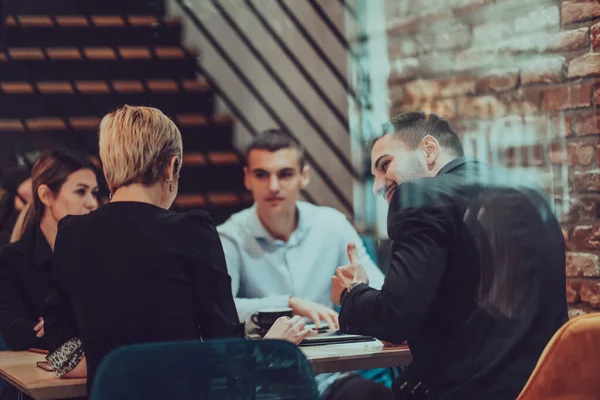 Fröhlich Lächelnde Geschäftsleute Bei Einem Treffen Einem Café Gruppe Erfolgreicher — Stockfoto