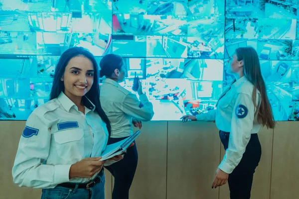 Retrato Grupo Del Operador Seguridad Femenino Mientras Trabaja Una Sala —  Fotos de Stock