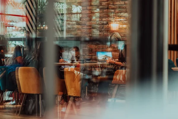 写真はカフェに座っているビジネスマンのグループのガラスを通して 新しいオンライン商業サービスのためのビジネスプランやアイデアを議論する — ストック写真