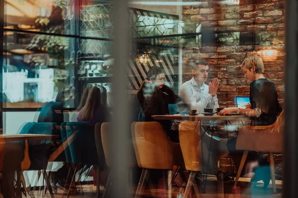 Foto Através Copo Grupo Empresários Sentados Café Discutindo Planos Negócios — Fotografia de Stock