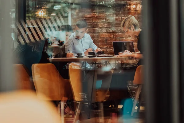 Foto Através Copo Grupo Empresários Sentados Café Discutindo Planos Negócios — Fotografia de Stock