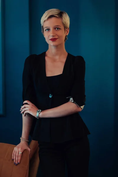 Blonde Geschäftsfrau Erfolgreiches Selbstbewusstsein Auf Modernem Blauen Mattenhintergrund Selektiver Fokus — Stockfoto