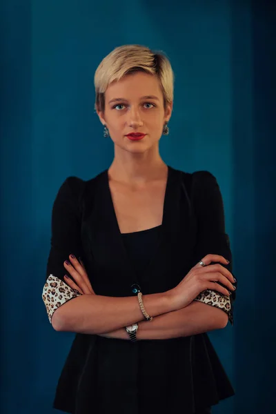 Blonde Geschäftsfrau Erfolgreiches Selbstbewusstsein Mit Verschränkten Armen Auf Modernem Blauen — Stockfoto