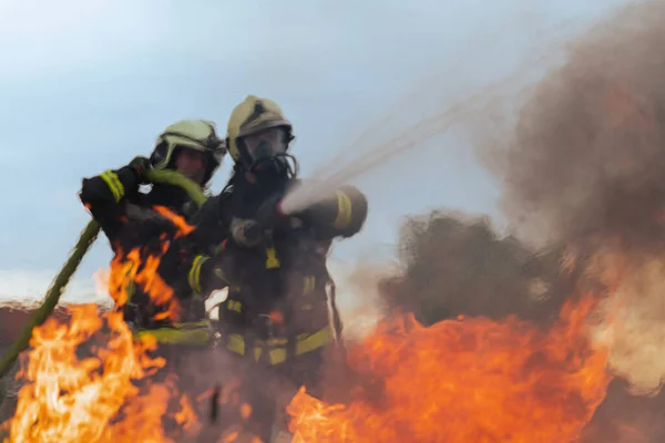 Firefighters Fight Fire Flame Control Fire Spreading Out Firefighter Industrial — Stock Photo, Image