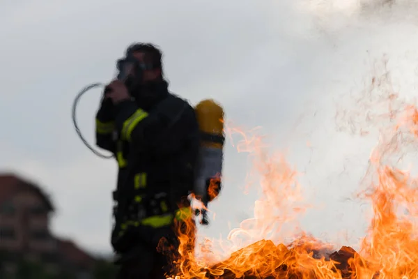 護身用のスーツを着た英雄的な消防士の肖像 消火活動中の消防士 — ストック写真