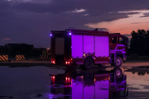 消防车救援车消防装置和水 以拯救生命 扑灭野火 扑灭建筑物火灾 并协助车辆碰撞或交通事故 — 图库照片