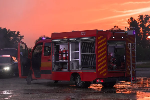 소방차 인명을 구하기 장비와 산불을 억제하고 화재를 진압하고 충돌이나 교통사고를 — 스톡 사진