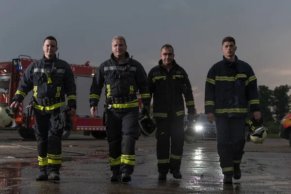 Odważni Strażacy Idą Zakończeniu Ratownicy Medyczni Strażacy Walczą Pożarem Wypadku — Zdjęcie stockowe